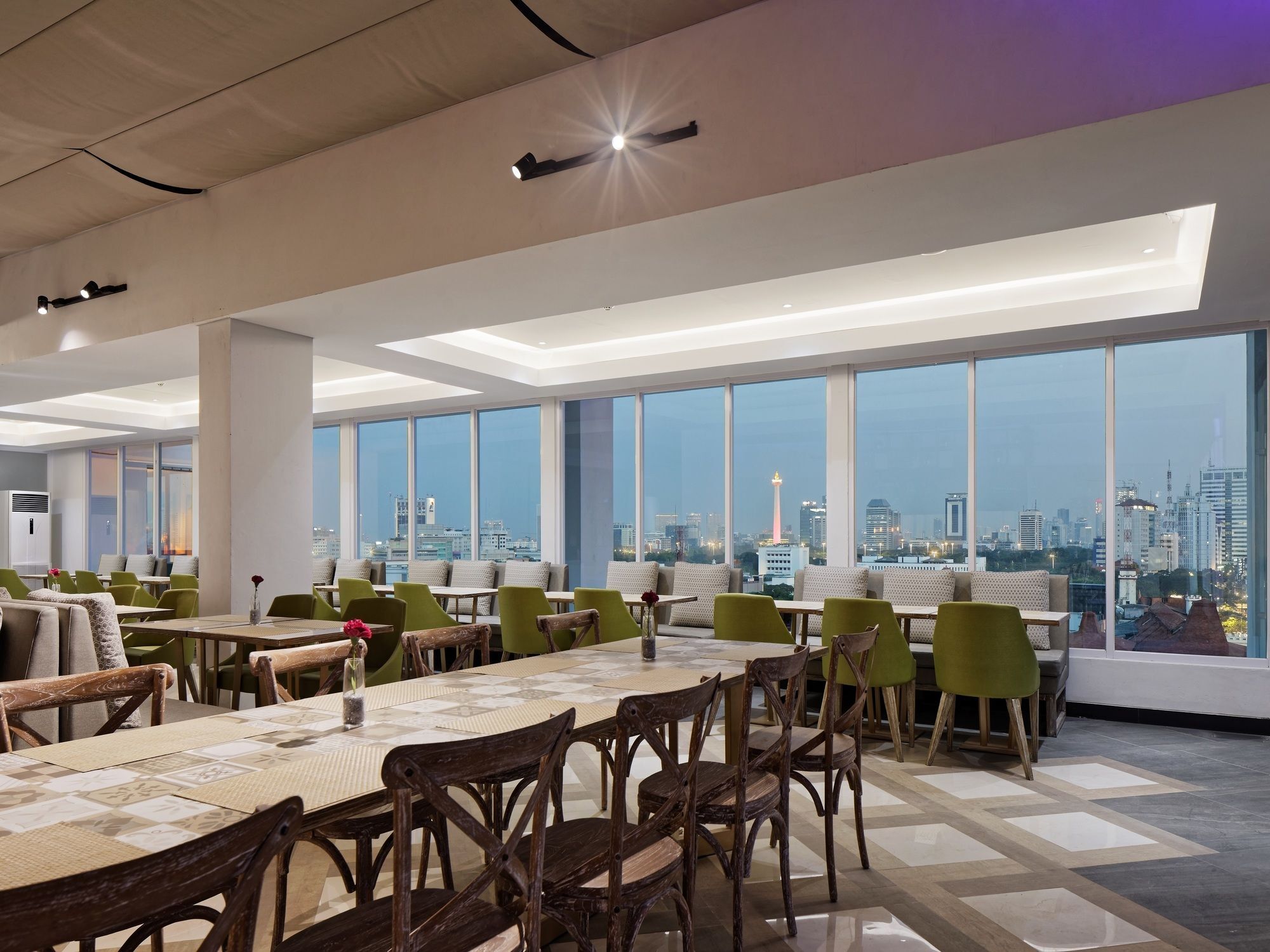 Maxone Platinum Hayam Wuruk Hotel Jakarta Exterior photo
